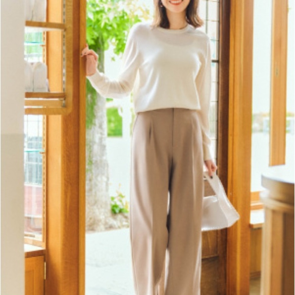 Uniqlo Cream Crew Neck Merino Wool Sweater for Women - Picture 2 of 4